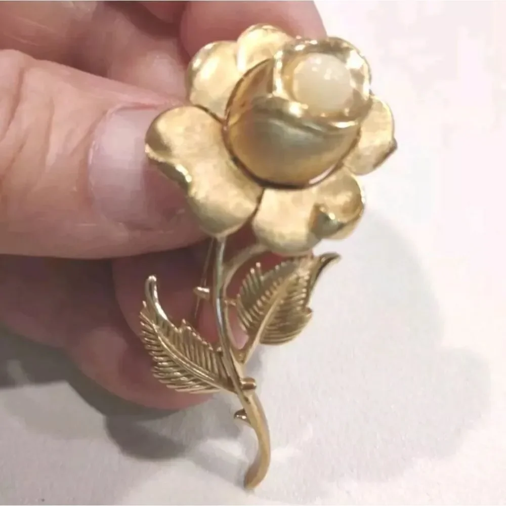 Vintage Gold Tone Crown Trifari Signed Pearl Rose Flower Brooch Pin